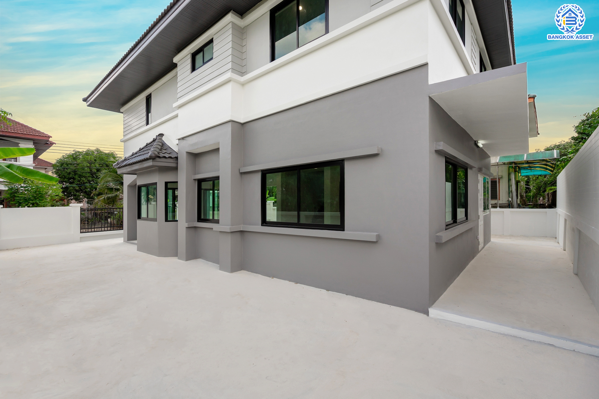 บ้านมือสองตกแต่งใหม่ หลังใหญ่พร้อมเข้าอยู่ ม.เมืองดี พุทธมณฑลสาย 2 เนื้อที่ 63.5 ตร.ว. ฟังก์ชันจัดเต็ม 3 ห้องนอน 2 ห้องน้ำ จอดรถได้ถึง 2 คัน บนทำเลใกล้ทางคู่ขนานลอยฟ้าบรมราชชนนี และเซ็นทรัลปิ่นเกล้า